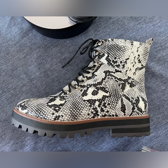 CROWN & IVY Women’s Boots Black & White Snake Print with Sherpa Lining NWOT Sz 7 - Picture 3 of 16